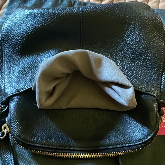 EUC Black Vince Camuto Kenzy Leather Crossbody Bag w/dust bag & card - Picture 14 of 16